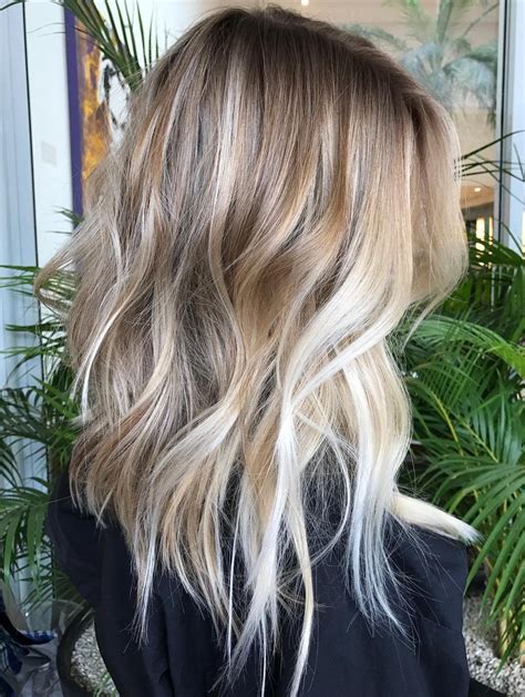 Moters plaukai su balayage dažymo technika