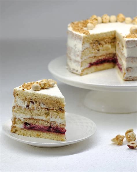 Įvairūs riešutiniai tortai su karamele