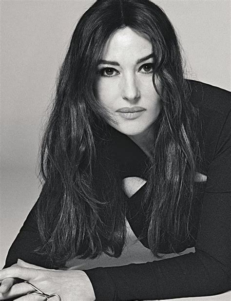 Monica Bellucci nuotrauka, pabrėžianti klasikinį grožį