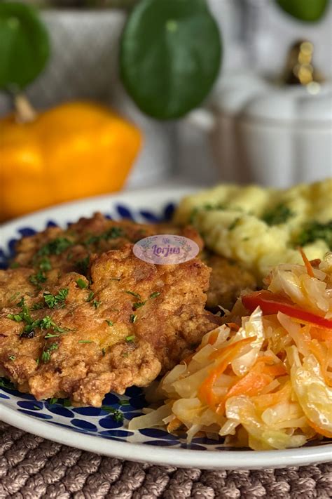 Sultingų kapotų vištienos kotletų lėkštė su garnyru