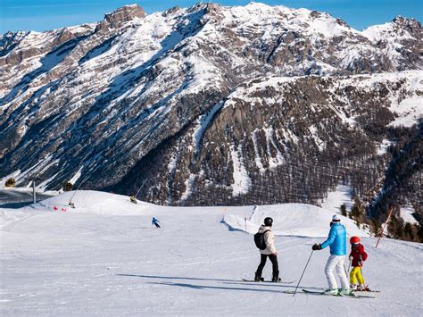 Šeima slidinėja Isabergo kurorto trasoje