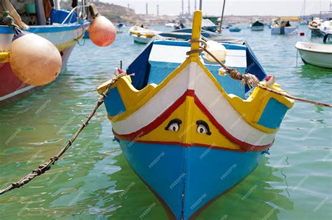 Spalvingos luzzu valtys Marsaxlokk uoste