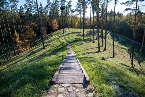 Lietuvos piliakalnis saulėlydyje