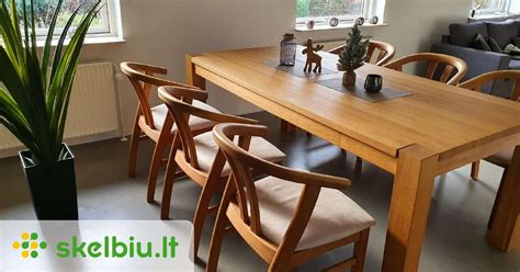Pietų stalo su ąžuolinėmis kojomis ir faneruotu viršumi detalė
