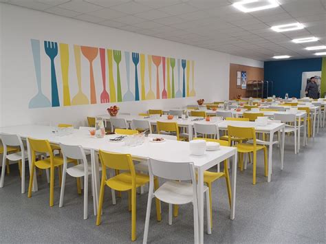 Valgyklos interjeras su naminį maistą patiekiančia šeimininke