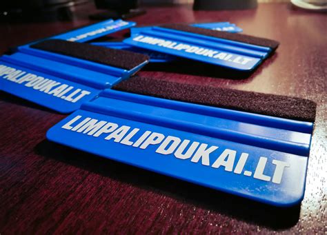 Lipdukų klijavimo žingsniai su mentele