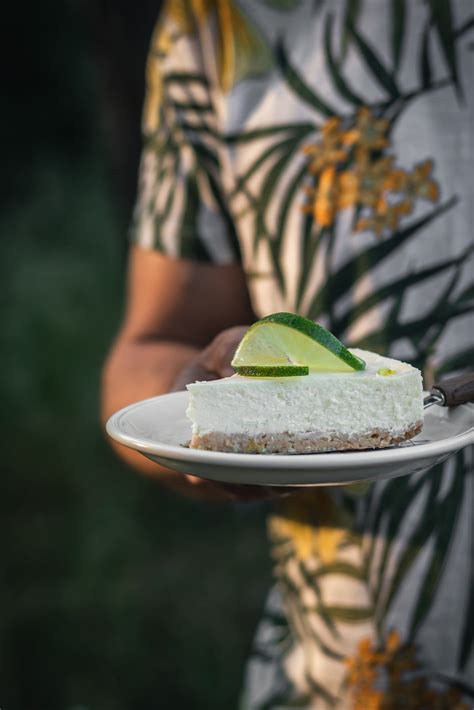 Veganiško sūrio torto su citrina paruoštas vaizdas
