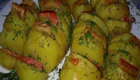 Bulvės su šonine ir česnaku folijoje