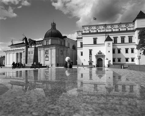 Vilniaus senamiesčio vaizdas su šokio studijos elementais