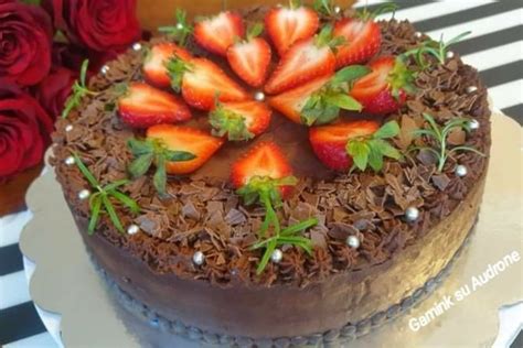 Šokoladinis tortas su maskarponės kremu ir braškėmis