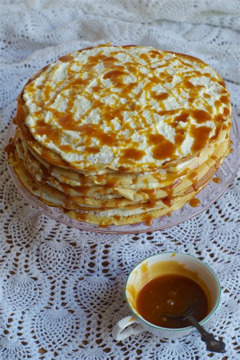 Blynų tortas su karamelės padažu