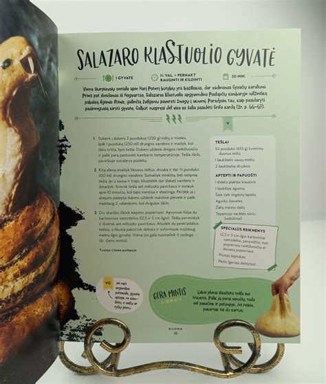 kulinarinė receptų knyga šalia modernaus daugiafunkcinio puodo
