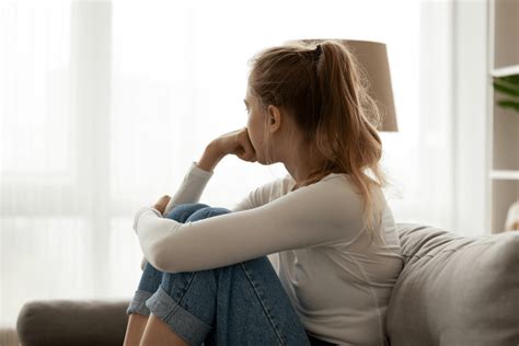 Stresą patiriantis žmogus su įtemptomis mintimis