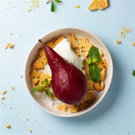 virtos kriaušės su vaniliniais ledai ant sausainių