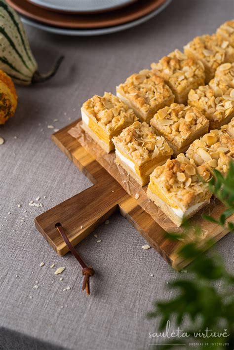 kriaušių pyragas su migdolų trupiniais