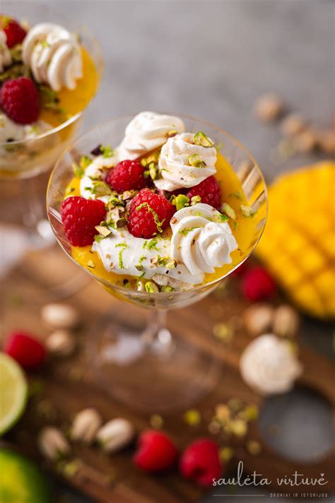 Aviečių ir pudingo desertas