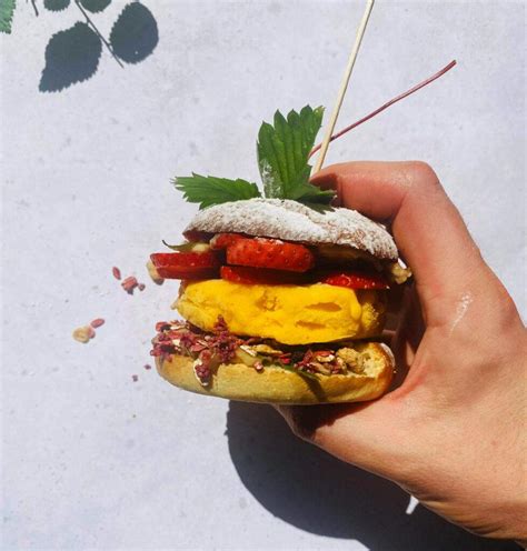 Desertinis burgeris su braškėmis ir mangu