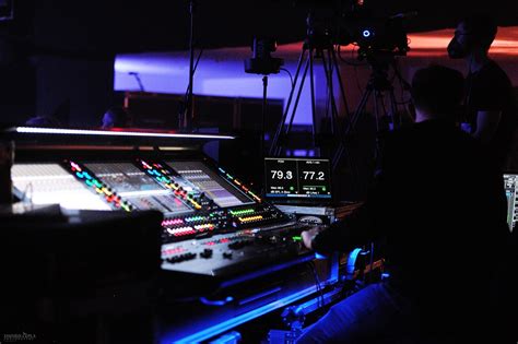 „Mikroorkéstra“ scenoje, akcentuojant novatorišką scenografiją