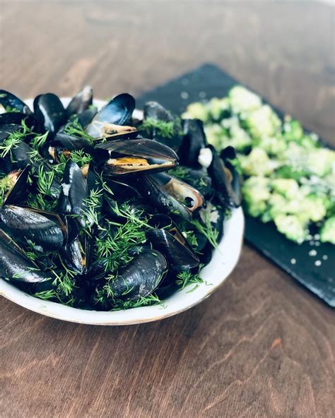 Nuotrauka su paruoštais patiekalais: vėžiai, citrina, krapai