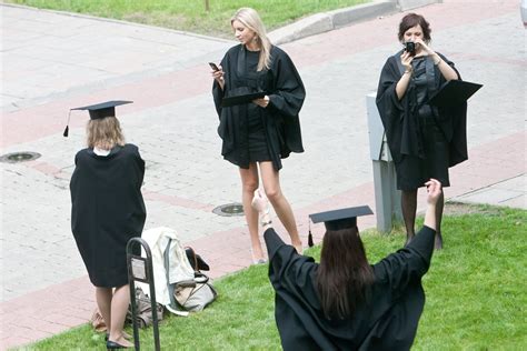 Absolventas su diplomu, simbolizuojantis išsilavinimo svarbą