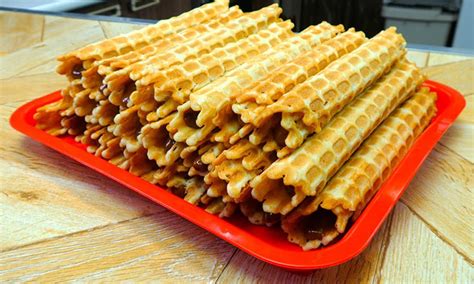 Vaflių su karamelizuotu pienu ir riešutais