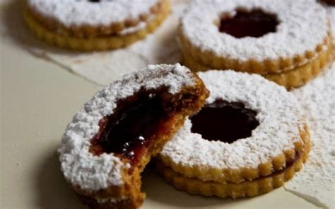 Linzer sausainiai su aviečių uogiene
