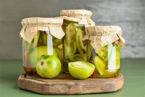 Konservuoti žali pomidorai stiklainiuose