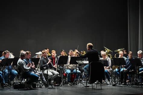 Studentai repetuoja teatro scenoje