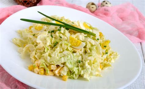 Lėkštė raugintų kopūstų salotų su žolelėmis ir kokosų aliejumi