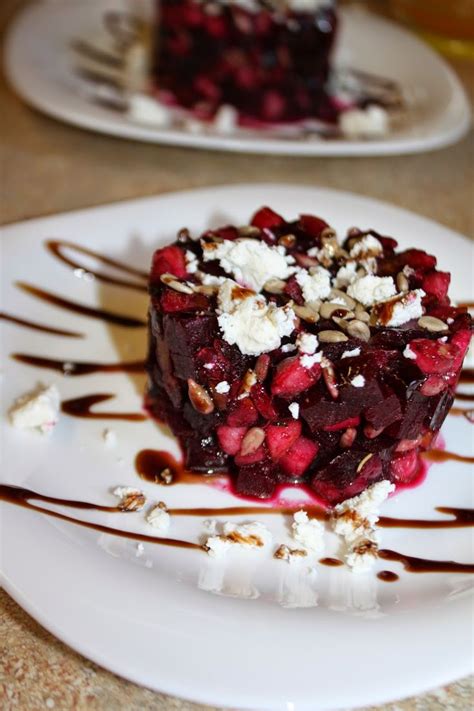 Nuotrauka su skirtingais burokėlių ir kriaušių patiekalų variantais