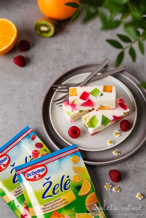 Visi ingredientai varškės desertui su želė