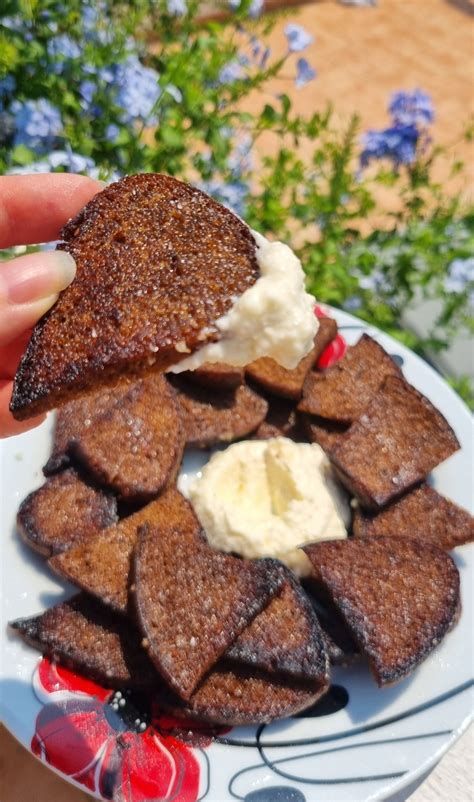 Nuotrauka su paruošta kepta duona su česnaku ir žalumynais