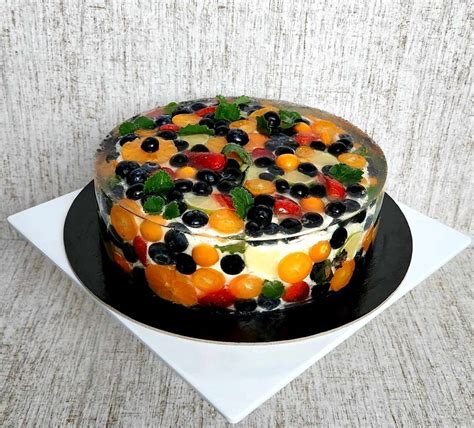 Tortas padengtas įvairiaspalviu glajumi