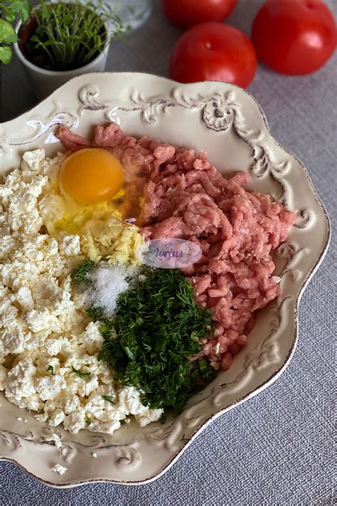 Mėsos ir varškės masės maišymas dubenyje