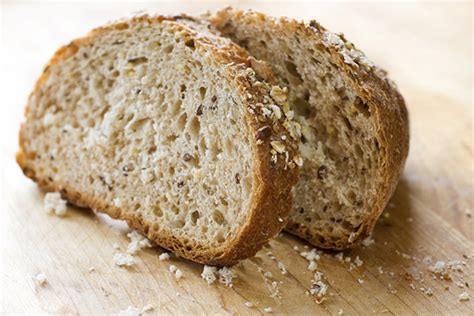 Didelės, puoštos šventinės duonos nuotrauka