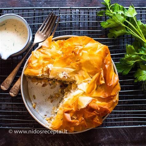 Vištienos pyragas su kapotos tešlos pagrindu