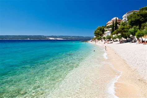 Kroatijos Adrijos jūros pakrantė su kalnais ir skaidriu vandeniu