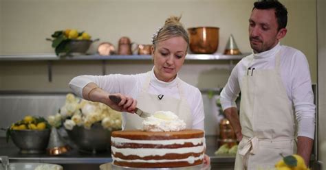 Žmonės gamina tortą kartu