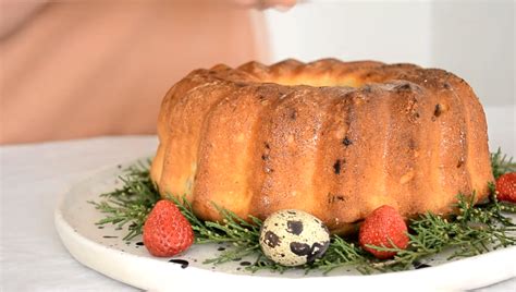 Tradicinis Velykinis varškės tortas ant stalo