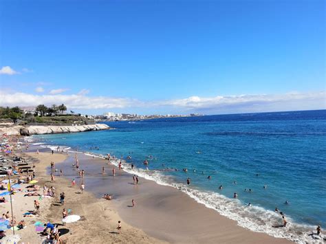 Playa del Duque paplūdimys Kosta Adechėje su auksiniu smėliu ir skaidriu vandeniu