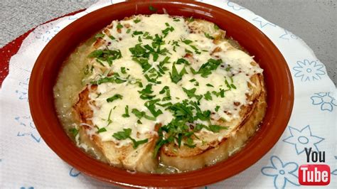 Prancūziška svogūnų sriuba dubenėlyje su skrudinta duona ir sūriu