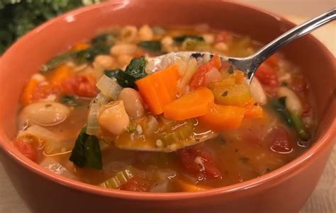 Įvairios daržovių ir pupelių sriubos