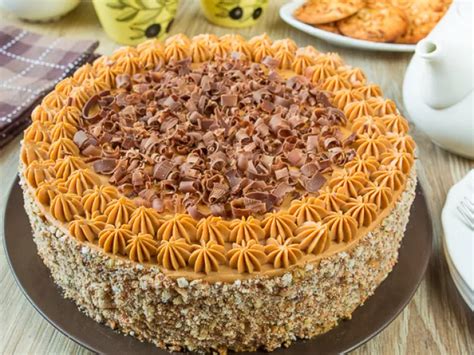 Estetiškai papuoštas šventinis tortas vaikų gimtadieniui