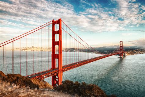 San Francisko Aukso vartų tiltas ir kalvotas peizažas