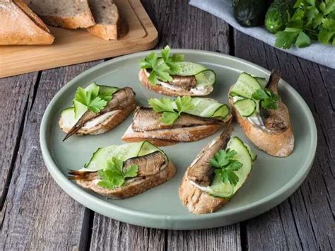 Klasikinis sumuštinis su šprotais ir agurku