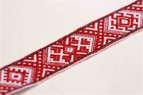 Lietuviška tautinė juosta su žalčiukų ornamentais