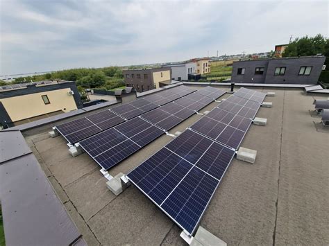 moderni gamykla su saulės elektrine ant stogo