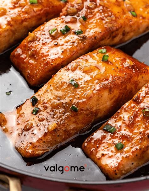Kepta lašišos filė su balzamiko marinatu ir daržovėmis