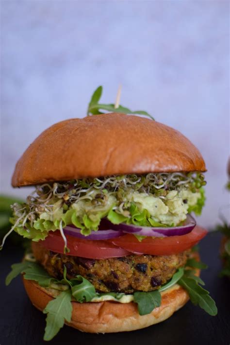 Vegetariškas burgeris su keptu sūriu ir balzamiko kremu