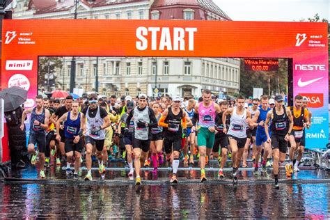 Maratono bėgikai finišo tiesiojoje